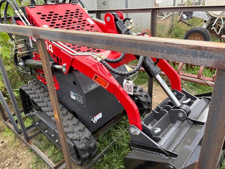 agt-ysrt14-stand-on-skid-loader-image-4