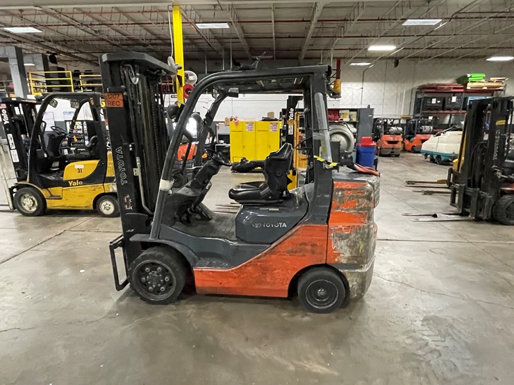 #8019-•-toyota-lp-powered-forklift-image-8