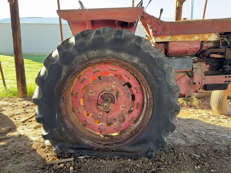 farmall-806-image-23