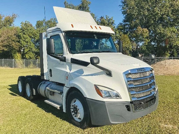 2020-freightliner-cascadia-126-image-1