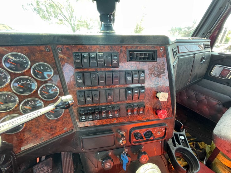 #2270-•-2011-western-star-semi-tractor-(has-wi-title)-(forestville,-wi)-image-41