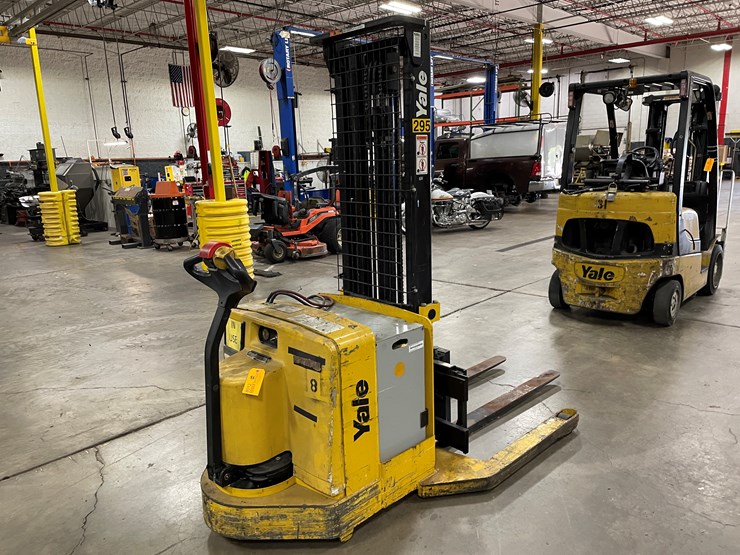#8012-•-yale-electric-walk-behind-forklift-image-4