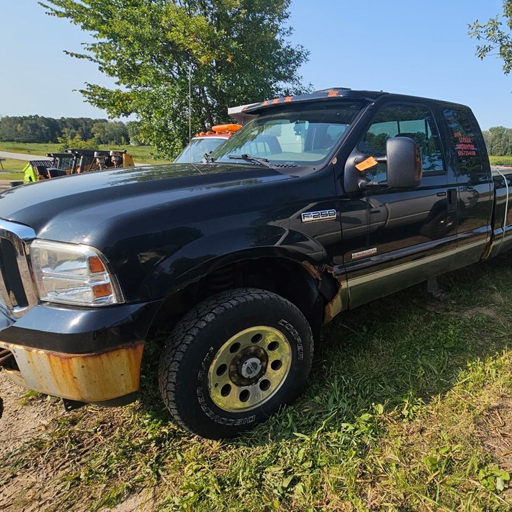 #1123 • 2005 Ford F2560 Super Duty Truck (Has WI Title)