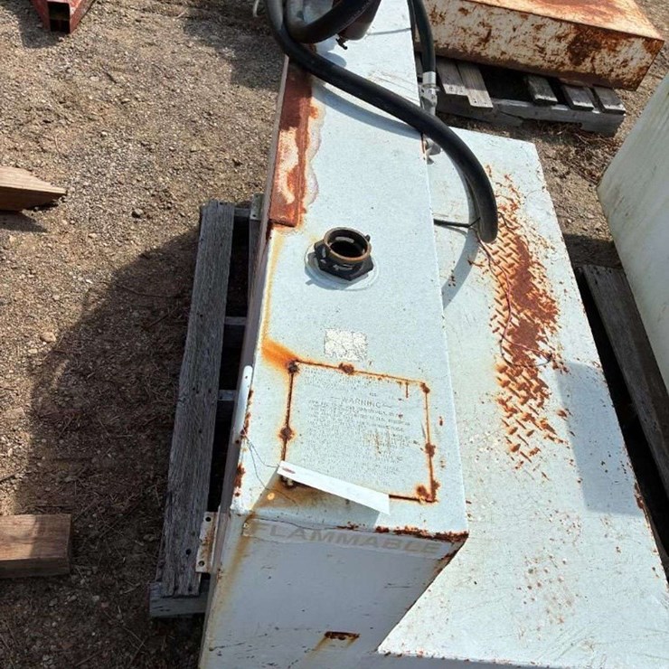 Fuel tank with electric pump