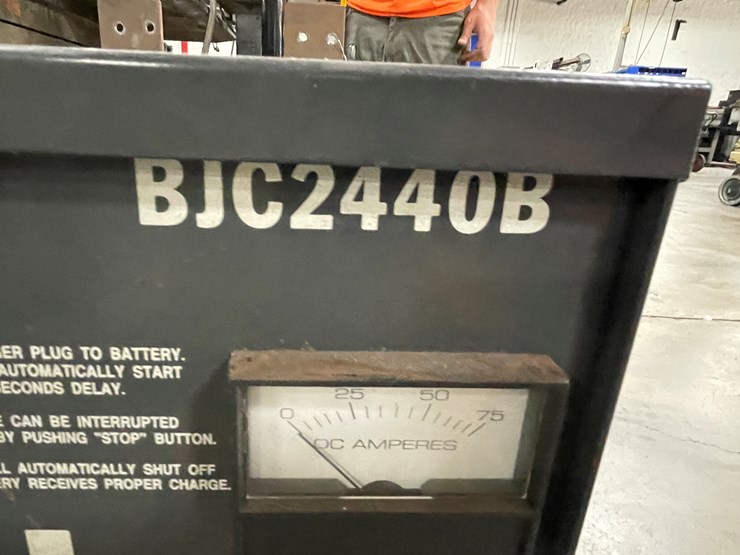 #8022-•-big-joe-battery-charger-image-7