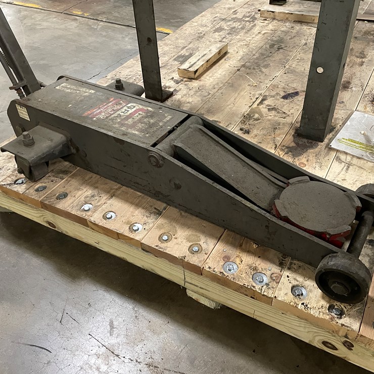 #8021 • Gray Service Jack
