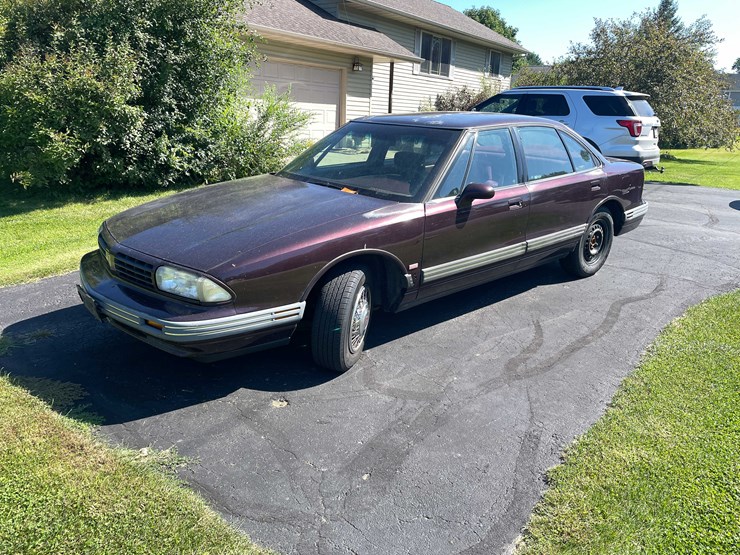 #3290-•-1994-oldsmobile-eighty-eight-(has-wi-title)-(kingston,-wi)-image-1