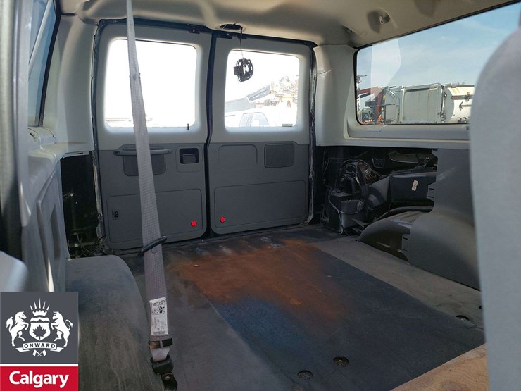 2014-ford-e-series-e-150-super-duty-4x2-3dr-passenger-van-image-15