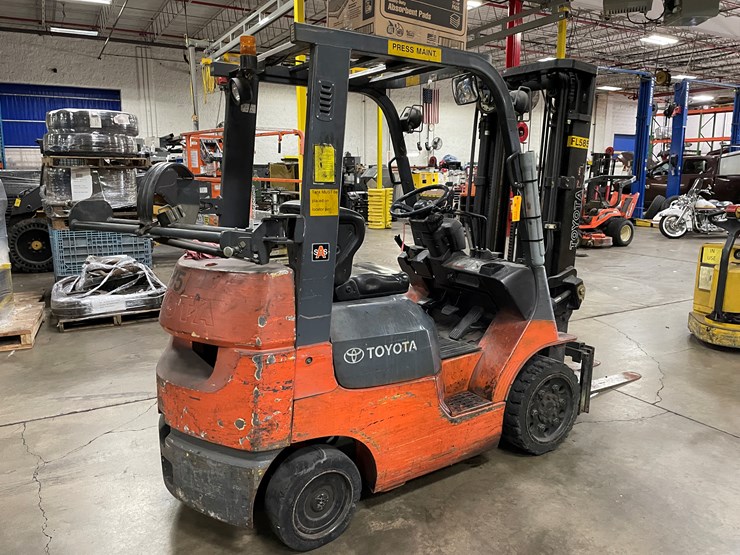#8017-•-toyota-lp-powered-forklift-image-4