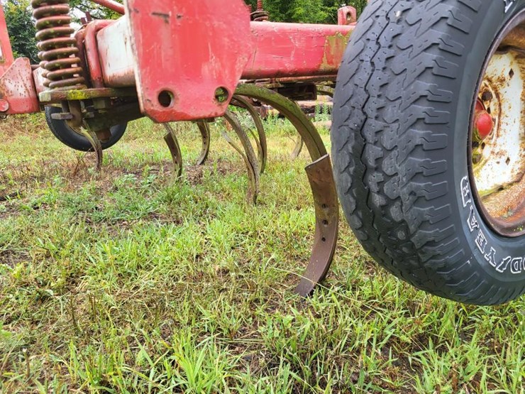 white-12-shank-chisel-plow-image-13