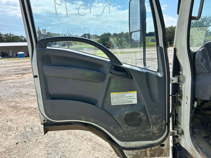 2020-isuzu-npr-image-10