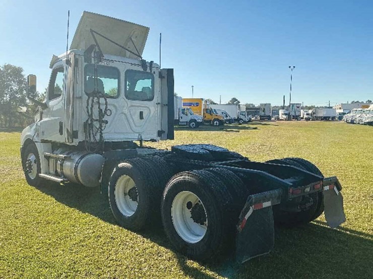 2020-freightliner-cascadia-126-image-2