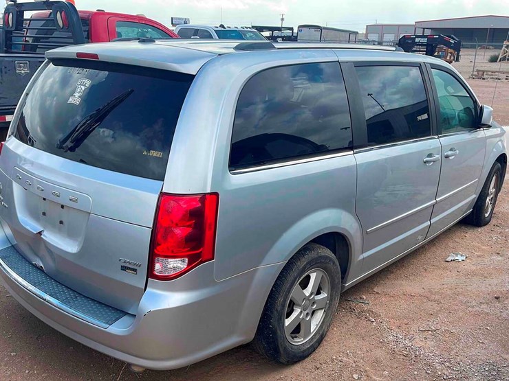 2011-dodge-caravan-image-2