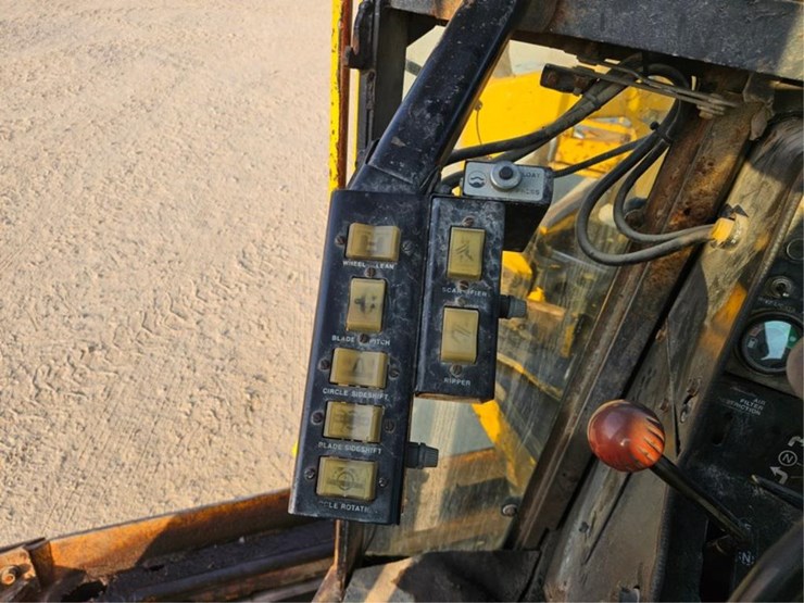 2012-deere-770a-image-37