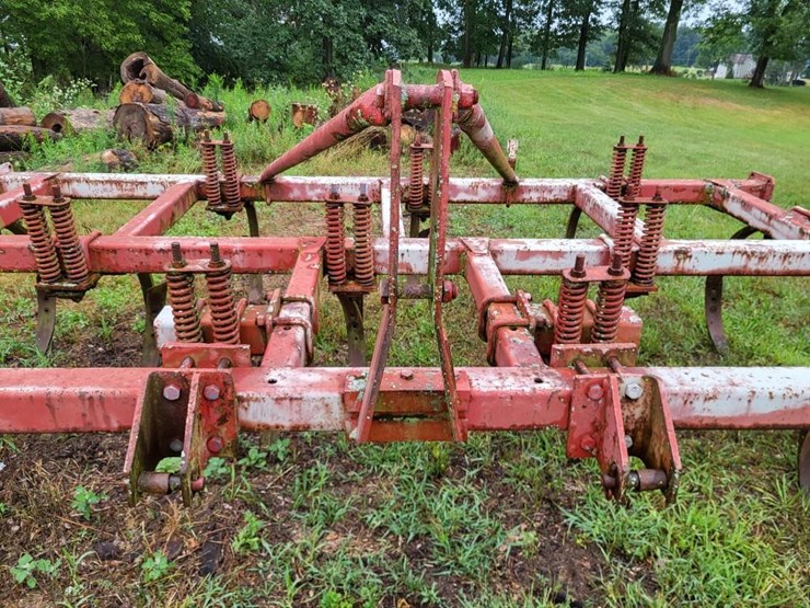 white-12-shank-chisel-plow-image-25