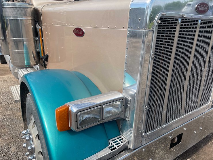 2004-peterbilt-379-image-41