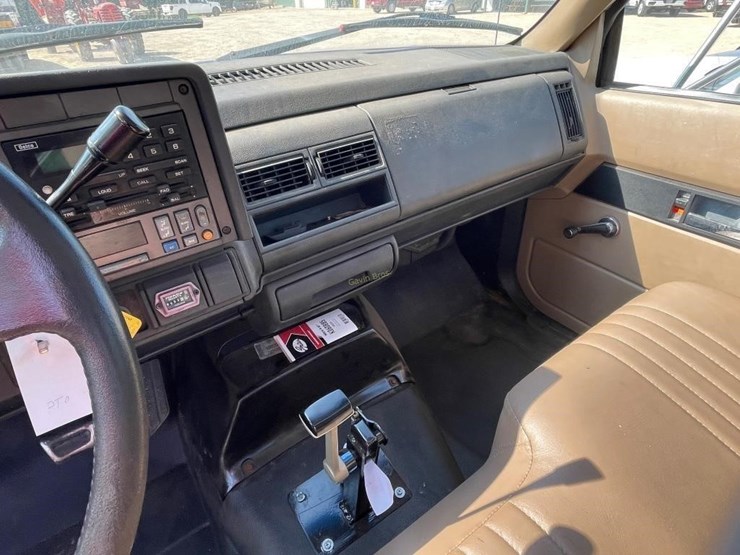 1999-gmc-c6500-truck-w/hoist-image-15