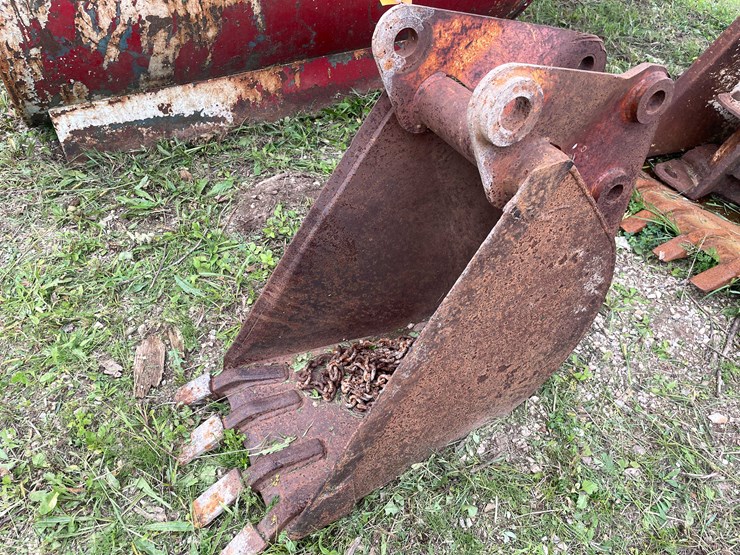 #1134-•-4-tooth-backhoe-bucket-image-9