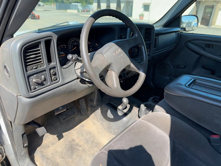 2005-gmc-sierra-2500hd-image-17