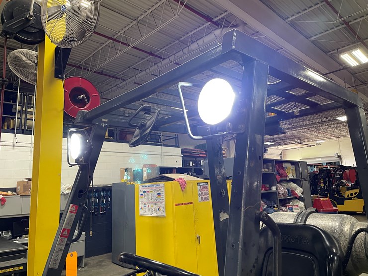 #8016-•-toyota-lp-powered-forklift-image-9