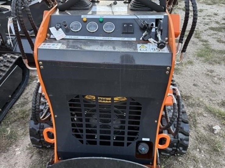 land-hero,-ldh-t460xx,-stand-on-mini-skid-steer.-image-3