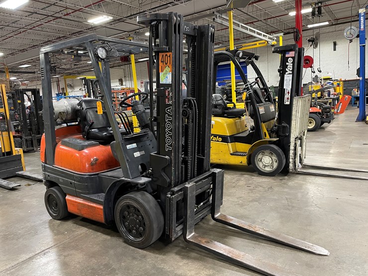 #8016-•-toyota-lp-powered-forklift-image-2