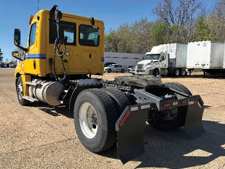 2020-freightliner-cascadia-126-image-2