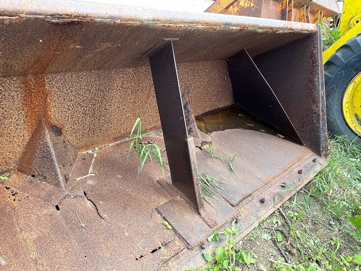 #1142-•-front-loader-bucket-attachment-image-13