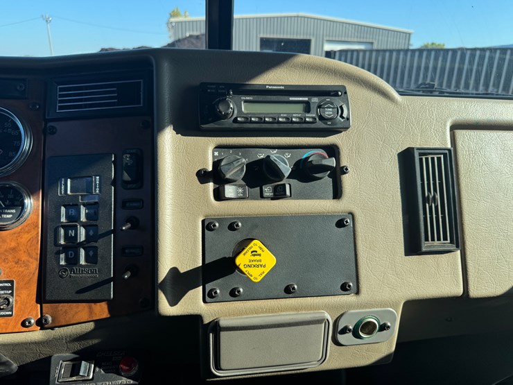 2008-peterbilt-335-image-33