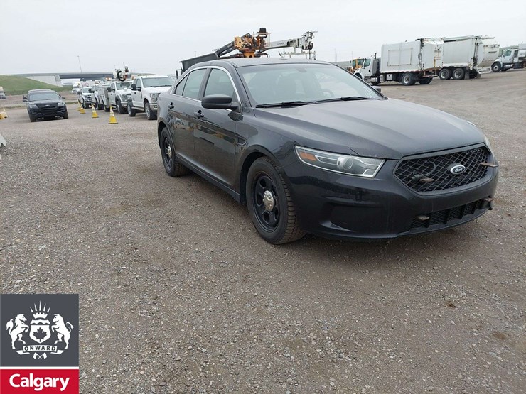 2015-ford-taurus-awd-4dr-sedan-image-2
