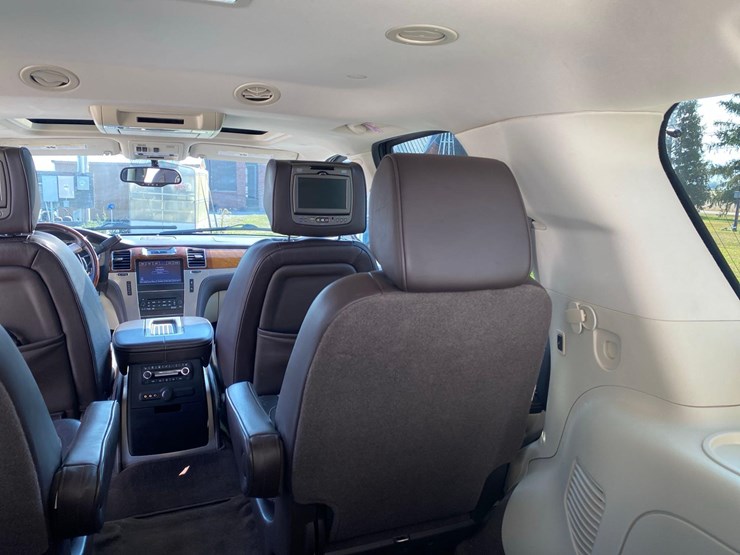 2013-cadillac-escalade-image-33