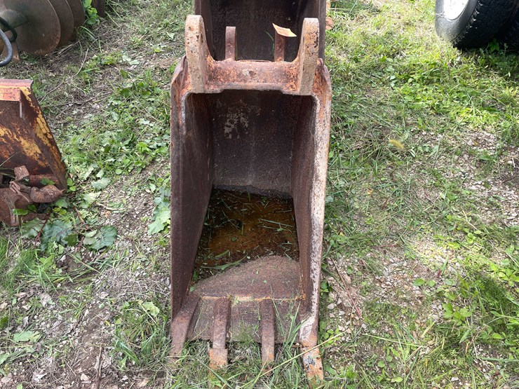 #1138-•-4-tooth-backhoe-bucket-image-2