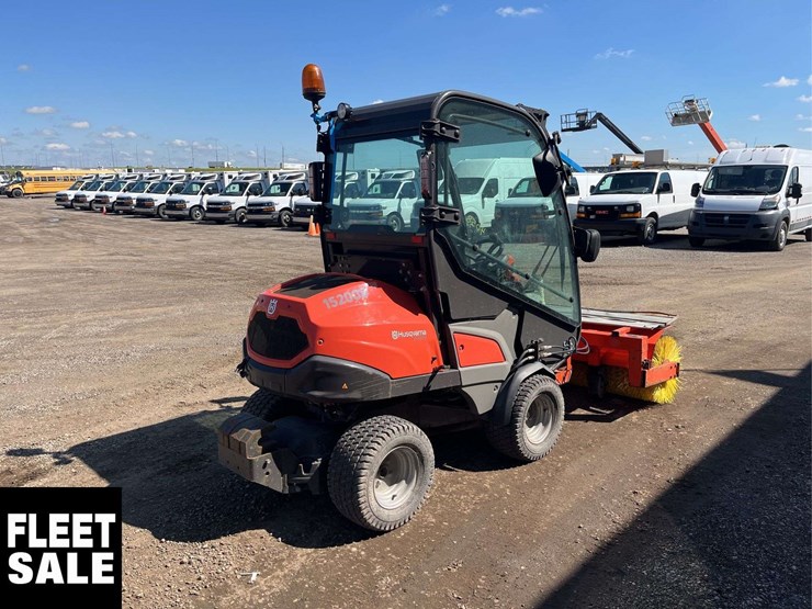 2020-husqvarna-p525d-sweeper-image-14