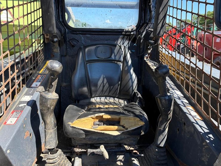2012-deere-320d-image-13