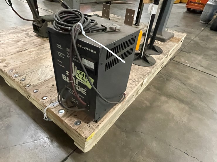 #8022-•-big-joe-battery-charger-image-1