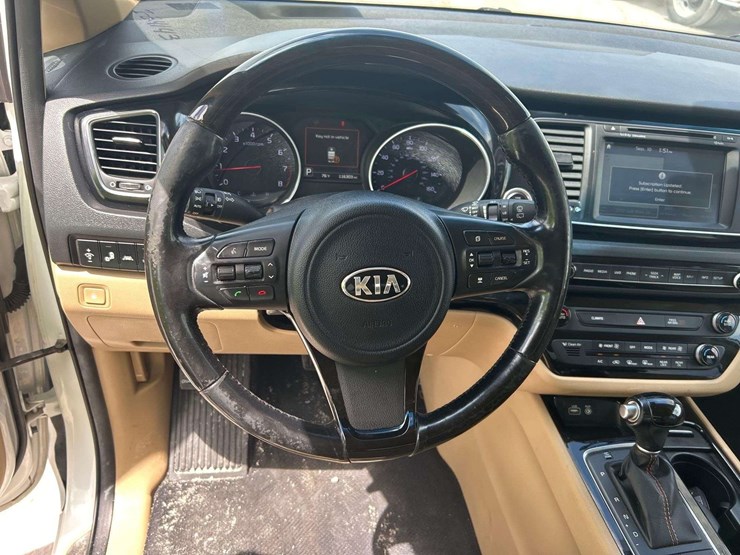 2015-kia-sedona-image-11