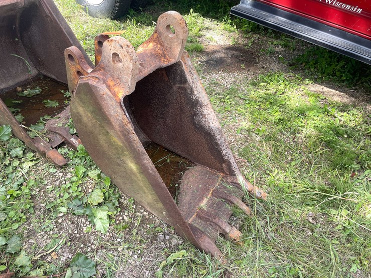 #1138-•-4-tooth-backhoe-bucket-image-3