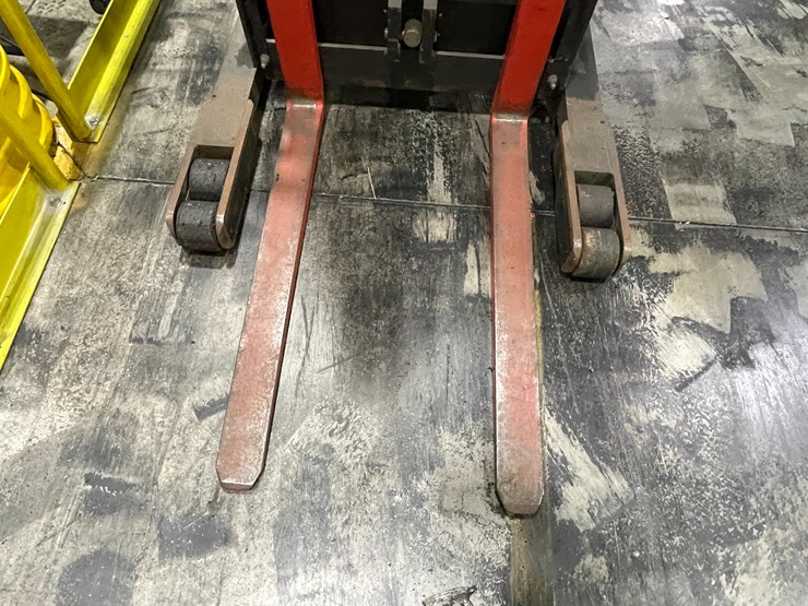 #7154-•-raymond-electric-forklift-image-15