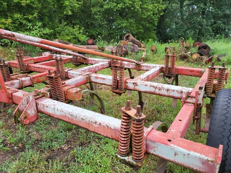 white-12-shank-chisel-plow-image-10