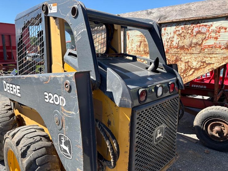 2012-deere-320d-image-10