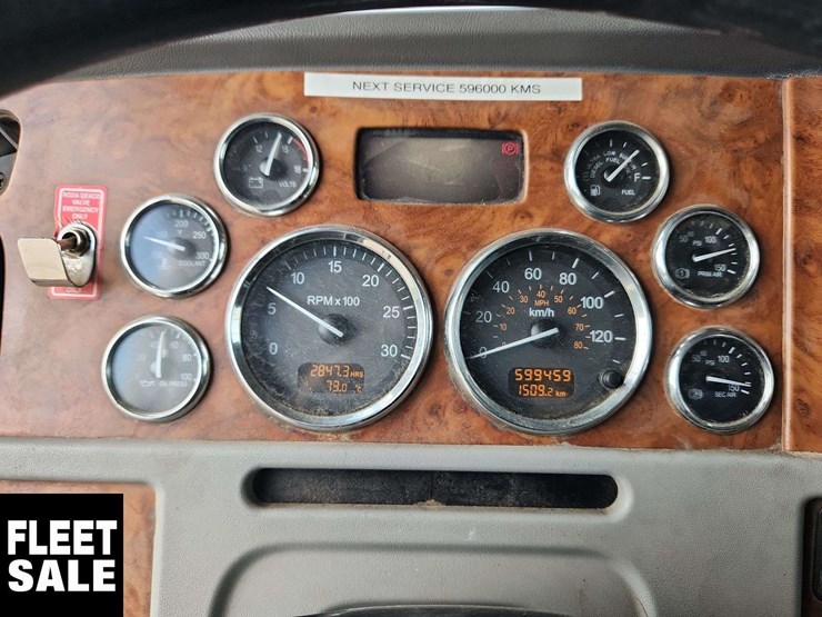 2008-peterbilt-365-image-10