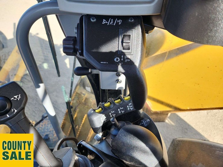 2020-caterpillar-150-awd-image-17