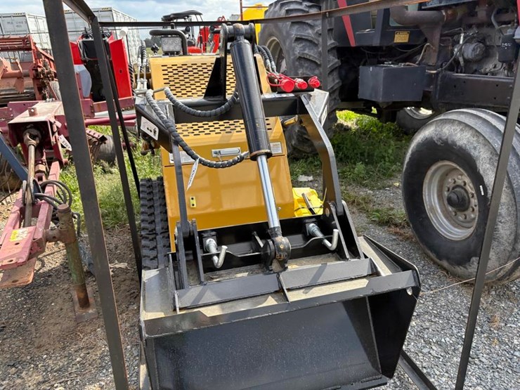 agt-mx-crt23-compact-track-loader-image-2