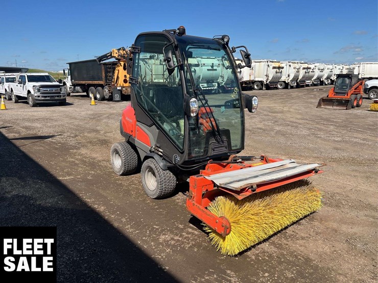 2020-husqvarna-p525d-sweeper-image-17