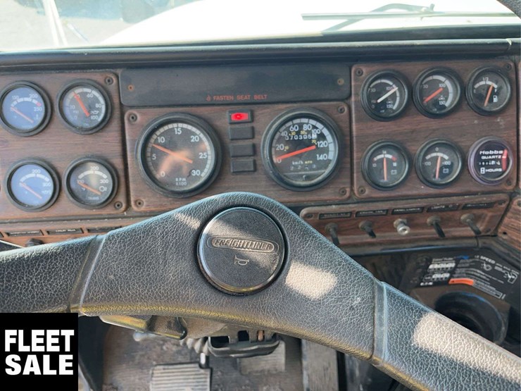 2002-freightliner-fld112-image-10