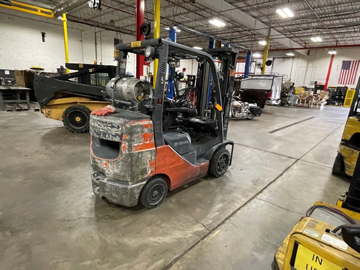 #8019-•-toyota-lp-powered-forklift-image-5