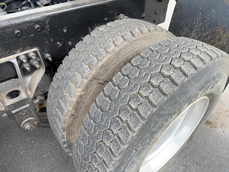 2014-caterpillar-ct660-image-17