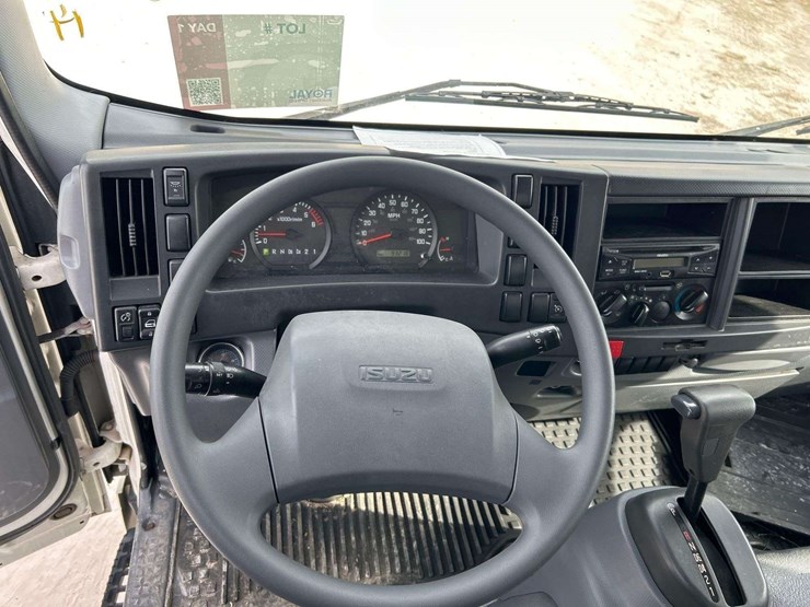 2016-isuzu-npr-hd-image-19