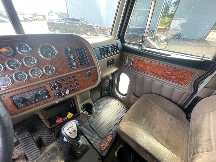 2004-peterbilt-379-image-54