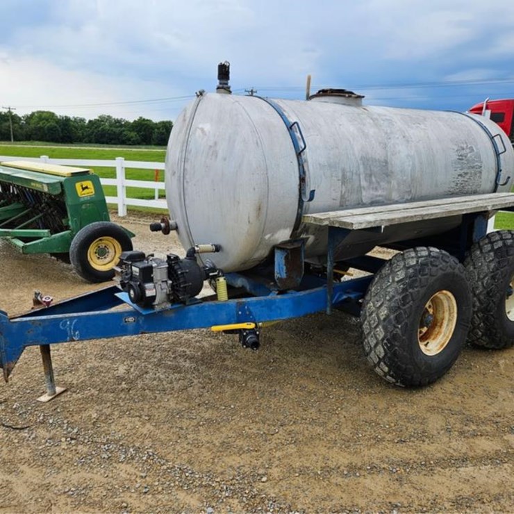 #241 • 1000 Gallon Tandem Axle Water Trailer
